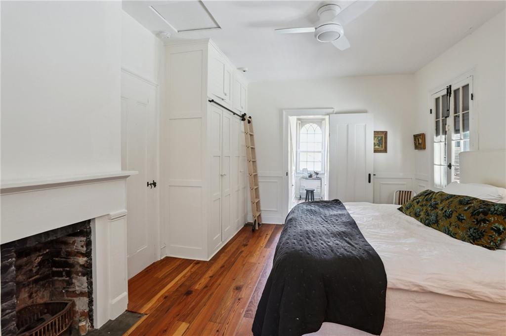 1114 BURGUNDY Street