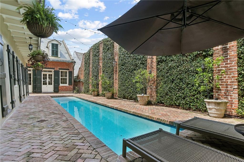 1114 BURGUNDY Street