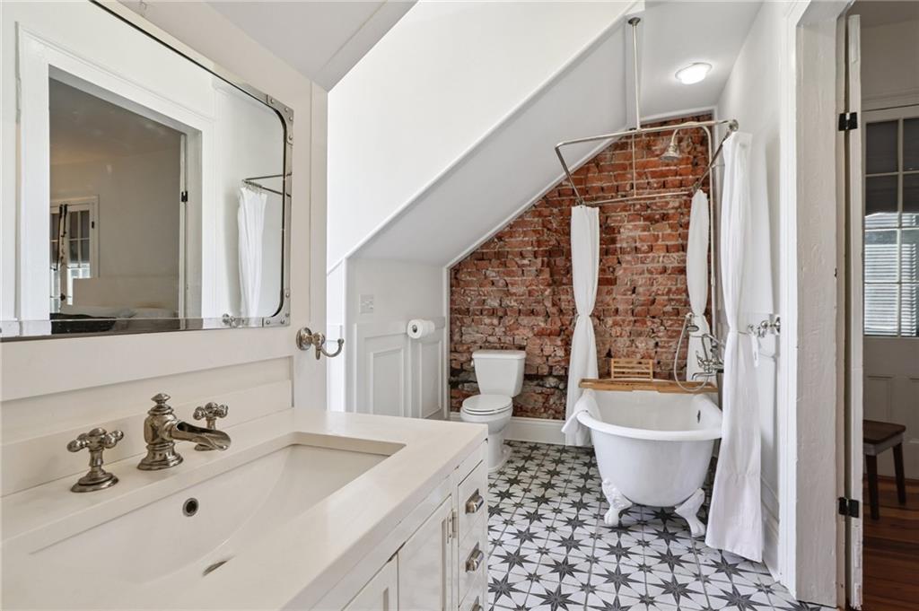 1114 BURGUNDY Street