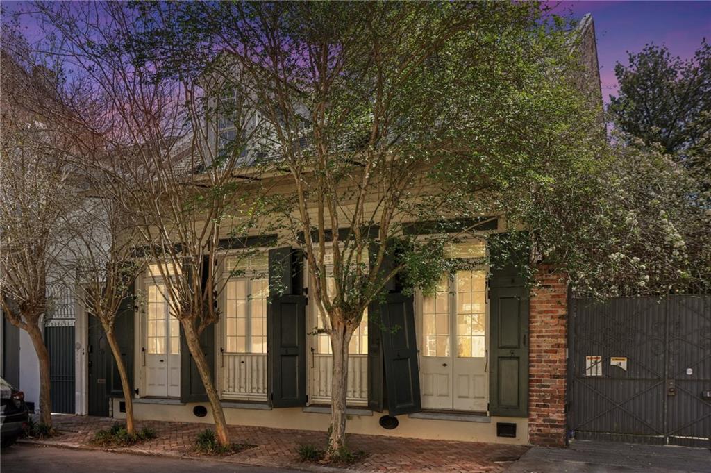 1114 BURGUNDY Street