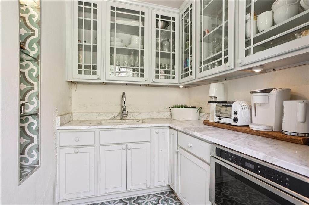 1114 BURGUNDY Street