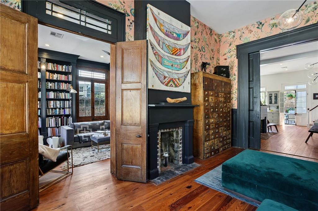 1114 BURGUNDY Street