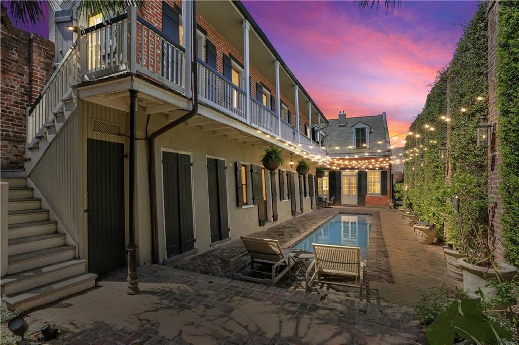 1114 BURGUNDY Street