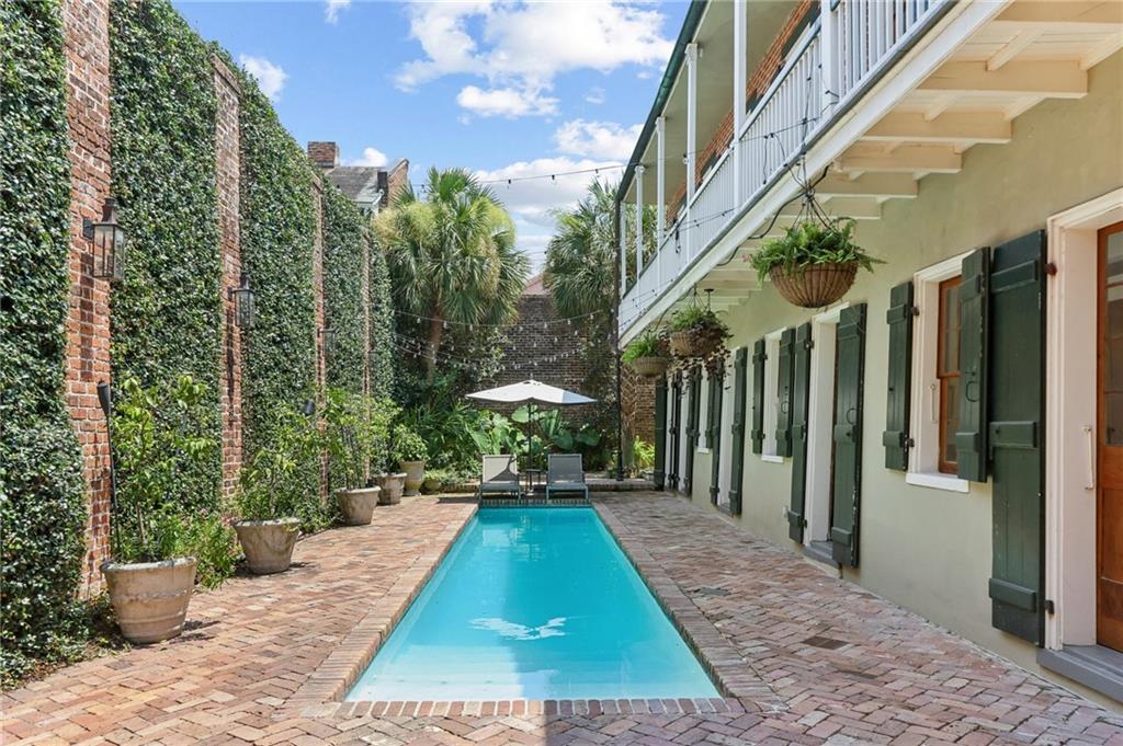 1114 BURGUNDY Street