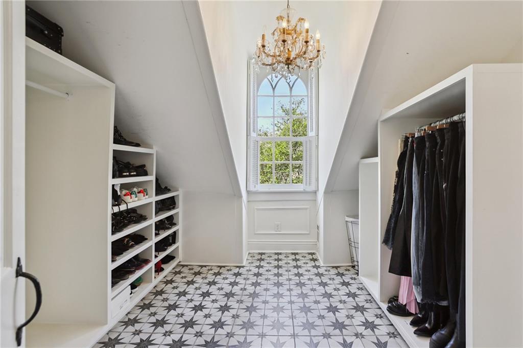 1114 BURGUNDY Street