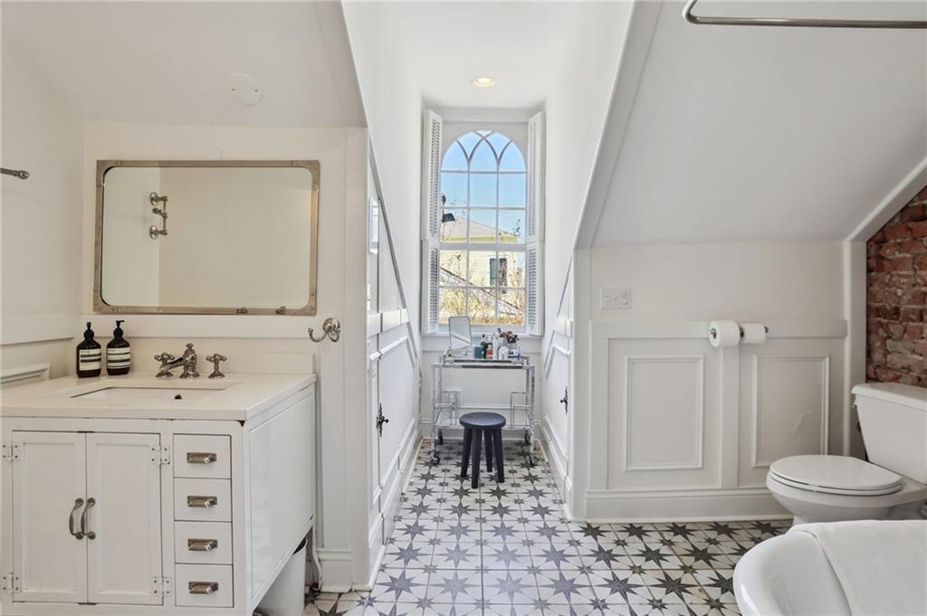 1114 BURGUNDY Street