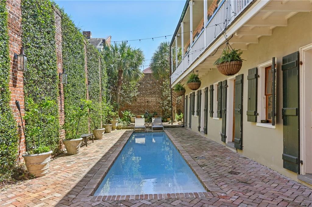 1114 BURGUNDY Street