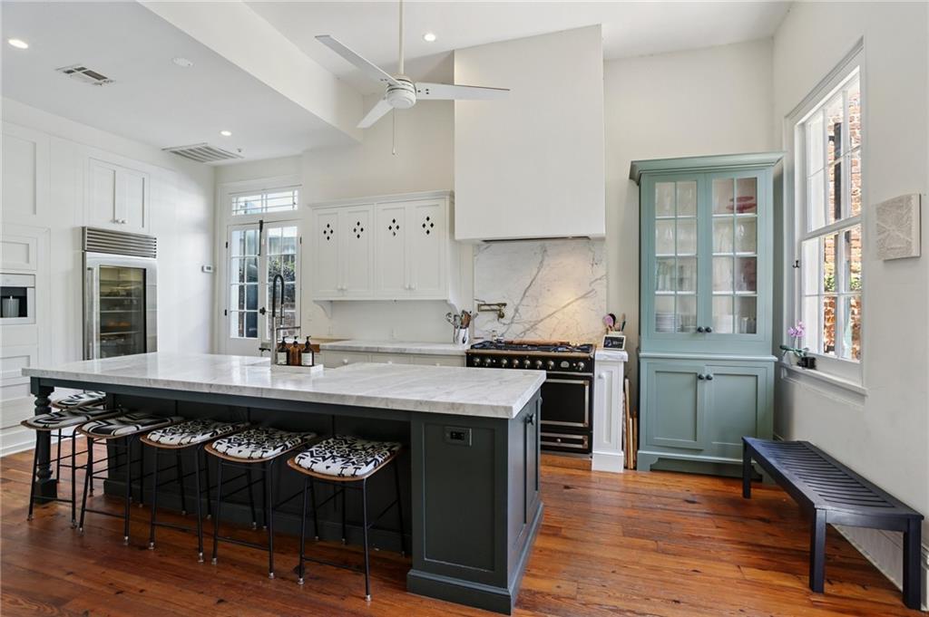 1114 BURGUNDY Street