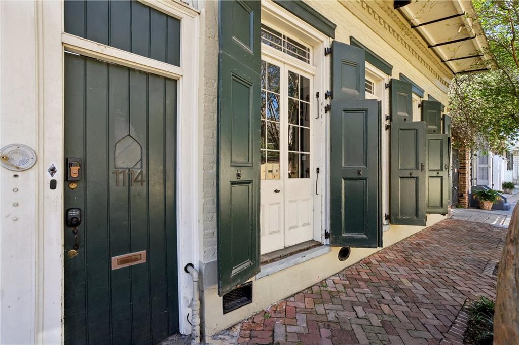 1114 BURGUNDY Street