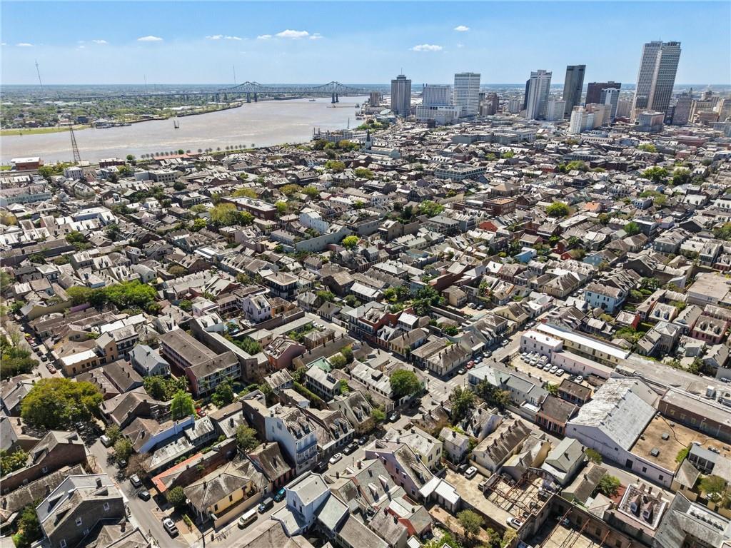 1114 BURGUNDY Street