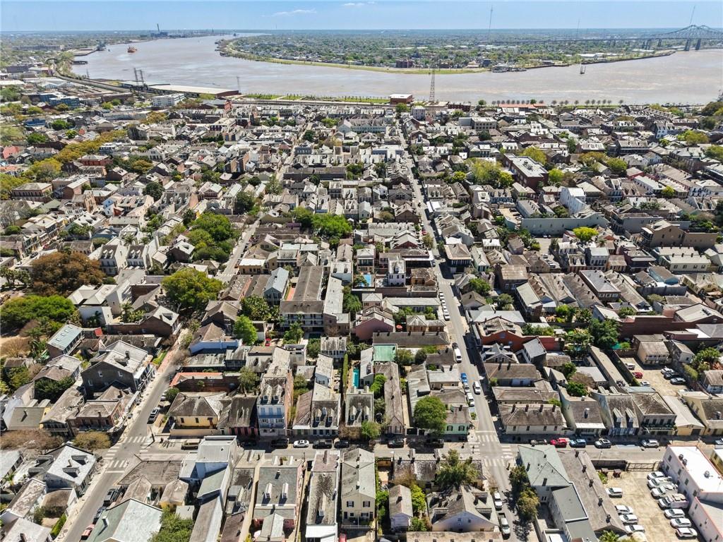 1114 BURGUNDY Street