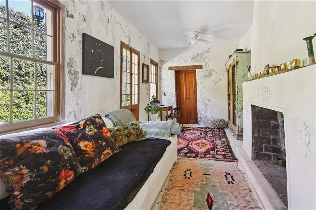 1114 BURGUNDY Street