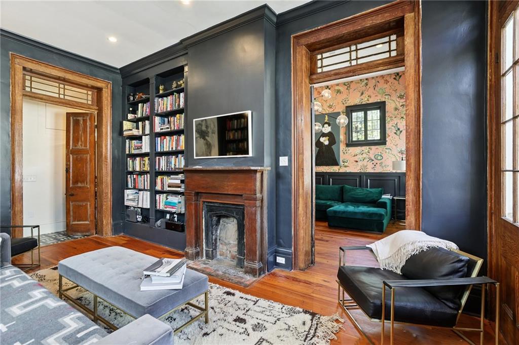 1114 BURGUNDY Street