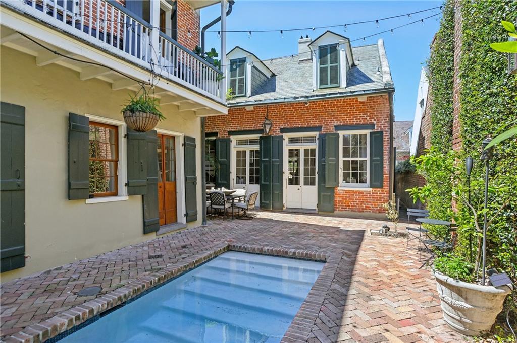 1114 BURGUNDY Street