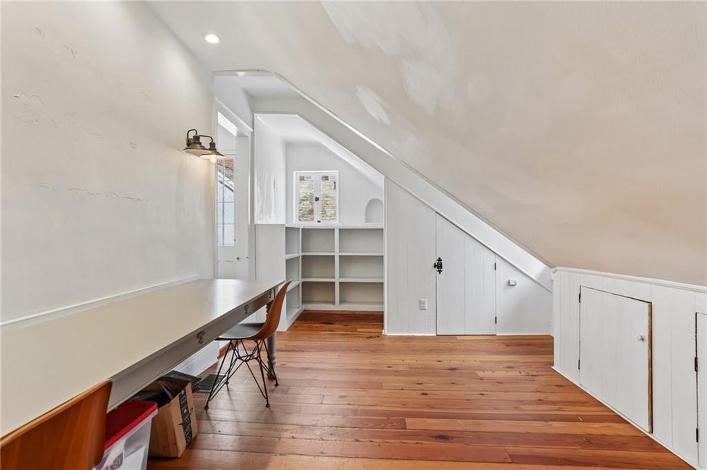 1114 BURGUNDY Street