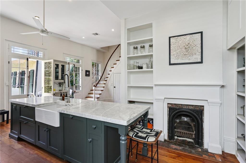 1114 BURGUNDY Street