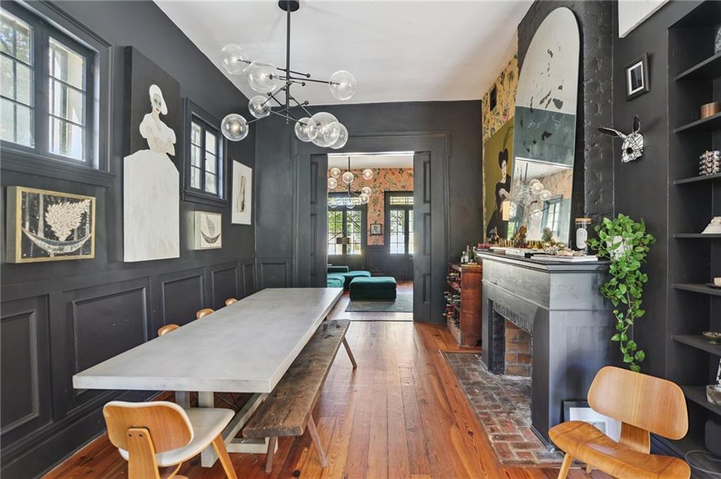 1114 BURGUNDY Street