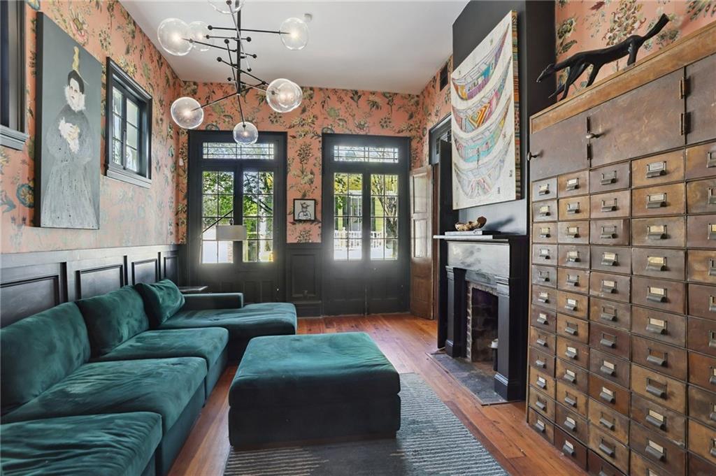 1114 BURGUNDY Street