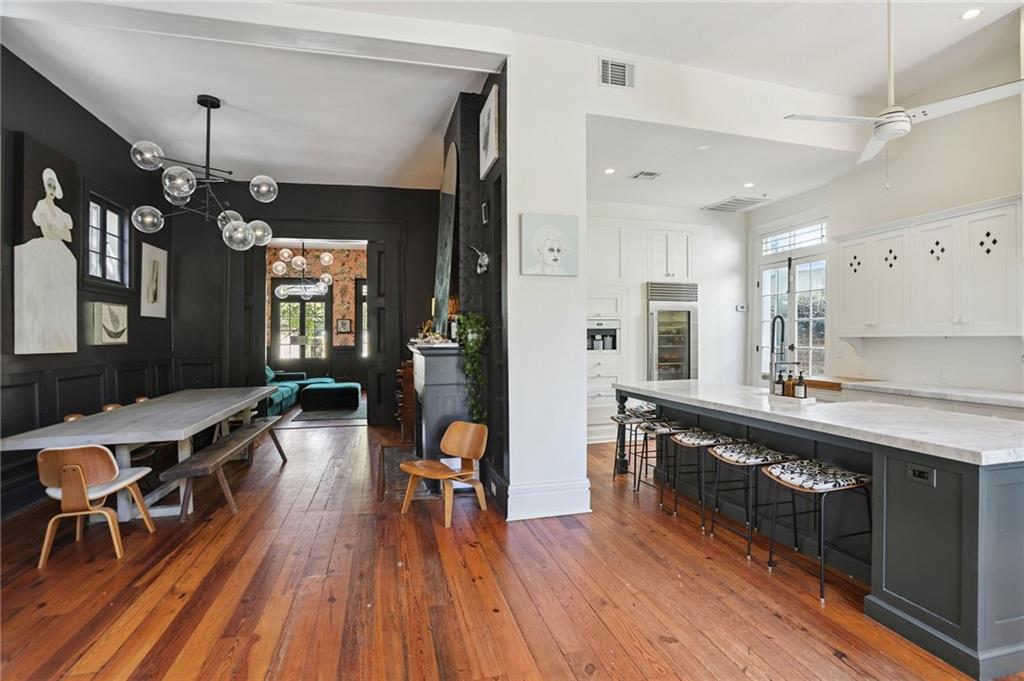 1114 BURGUNDY Street