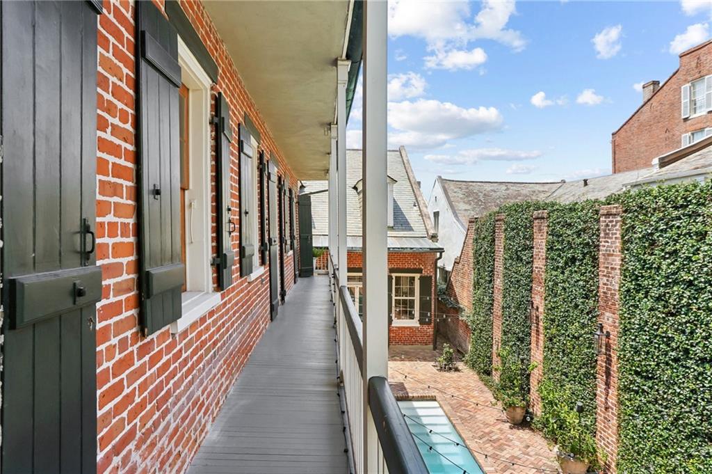 1114 BURGUNDY Street