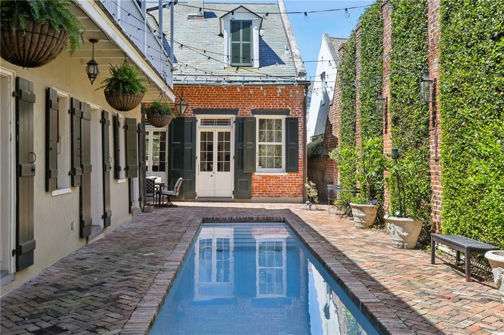 1114 BURGUNDY Street