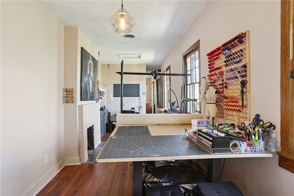 1114 BURGUNDY Street