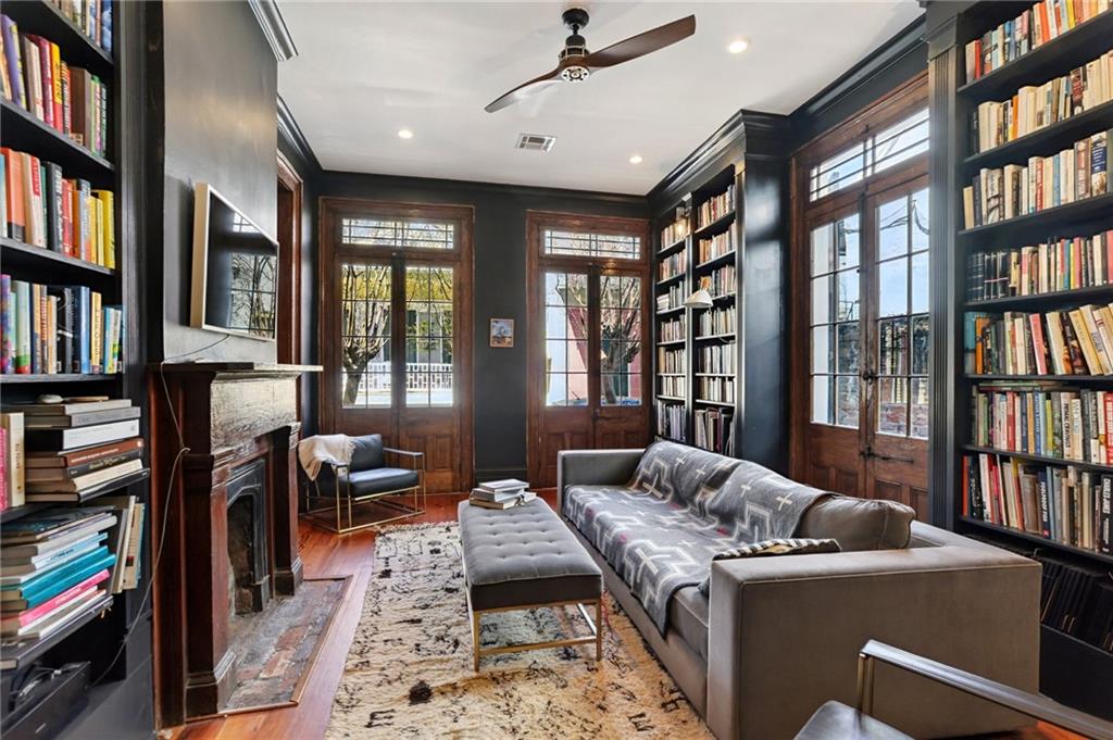 1114 BURGUNDY Street