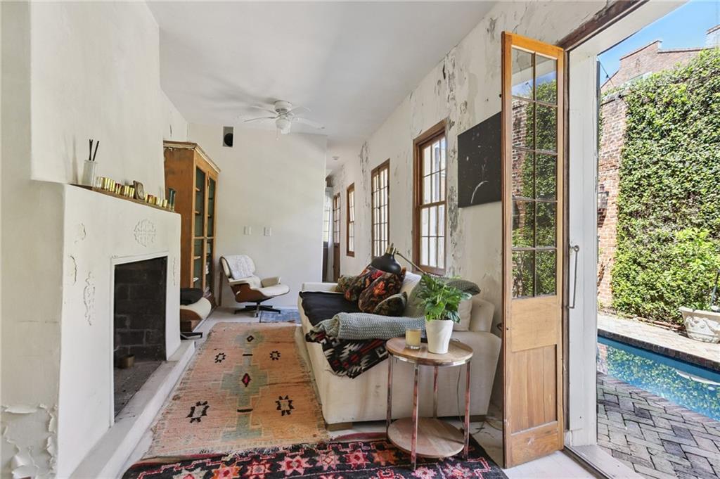 1114 BURGUNDY Street