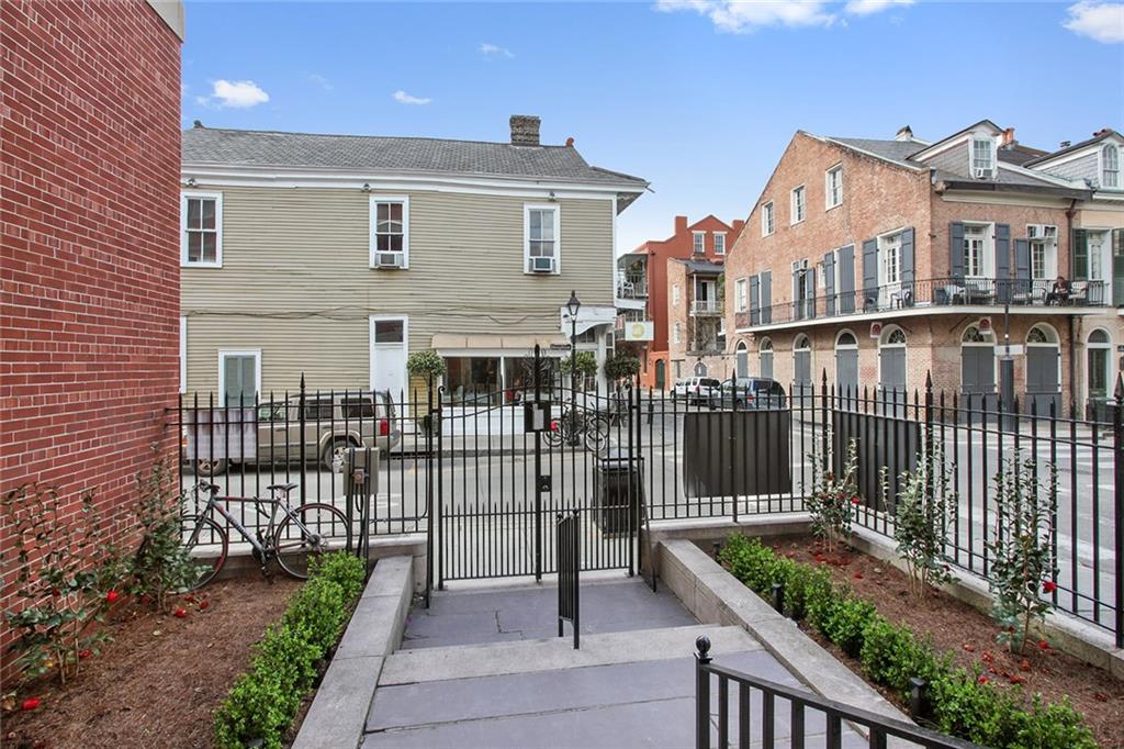 820 DAUPHINE Street 209