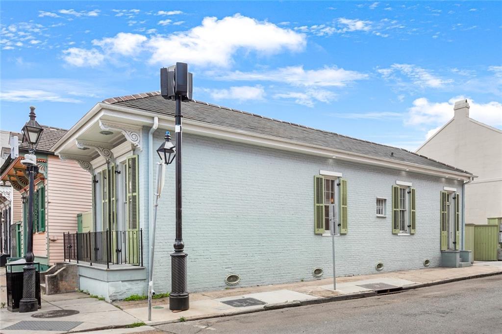 1300 CHARTRES Street
