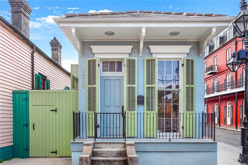 1300 CHARTRES Street