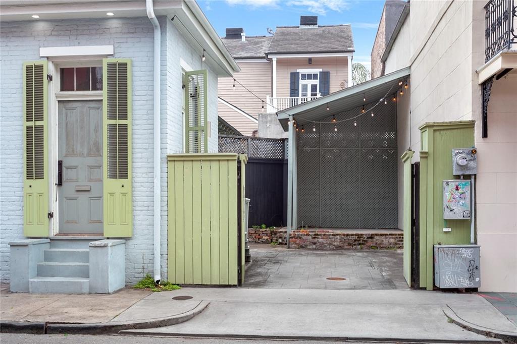 1300 CHARTRES Street