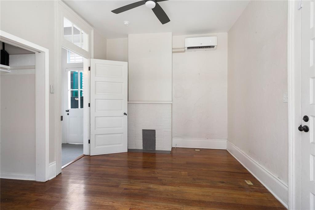 1300 CHARTRES Street