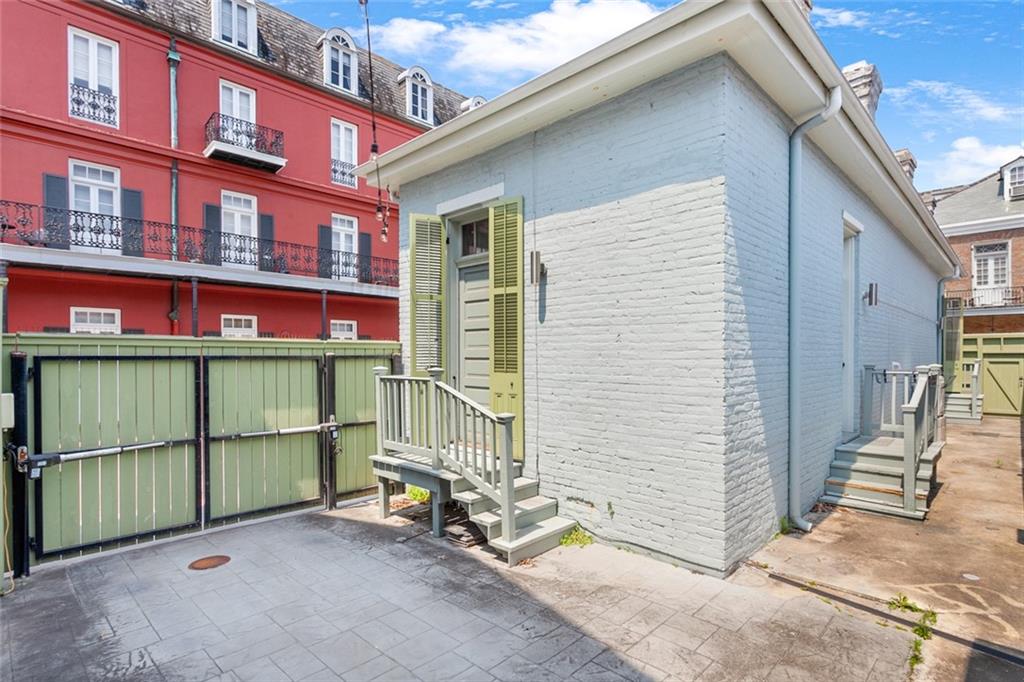 1300 CHARTRES Street