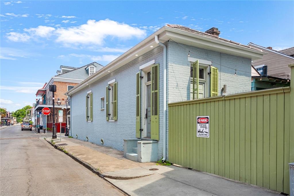 1300 CHARTRES Street