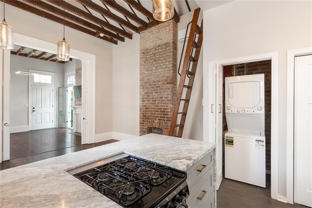1300 CHARTRES Street