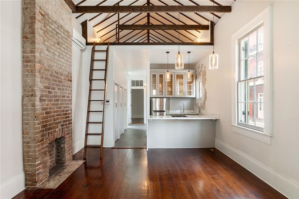1300 CHARTRES Street