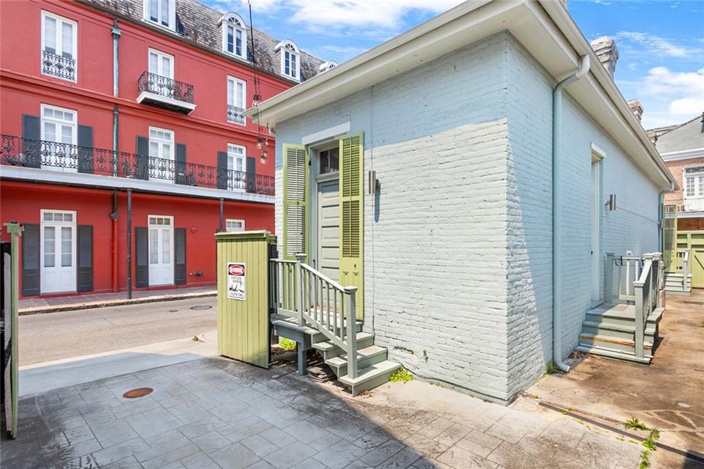 1300 CHARTRES Street