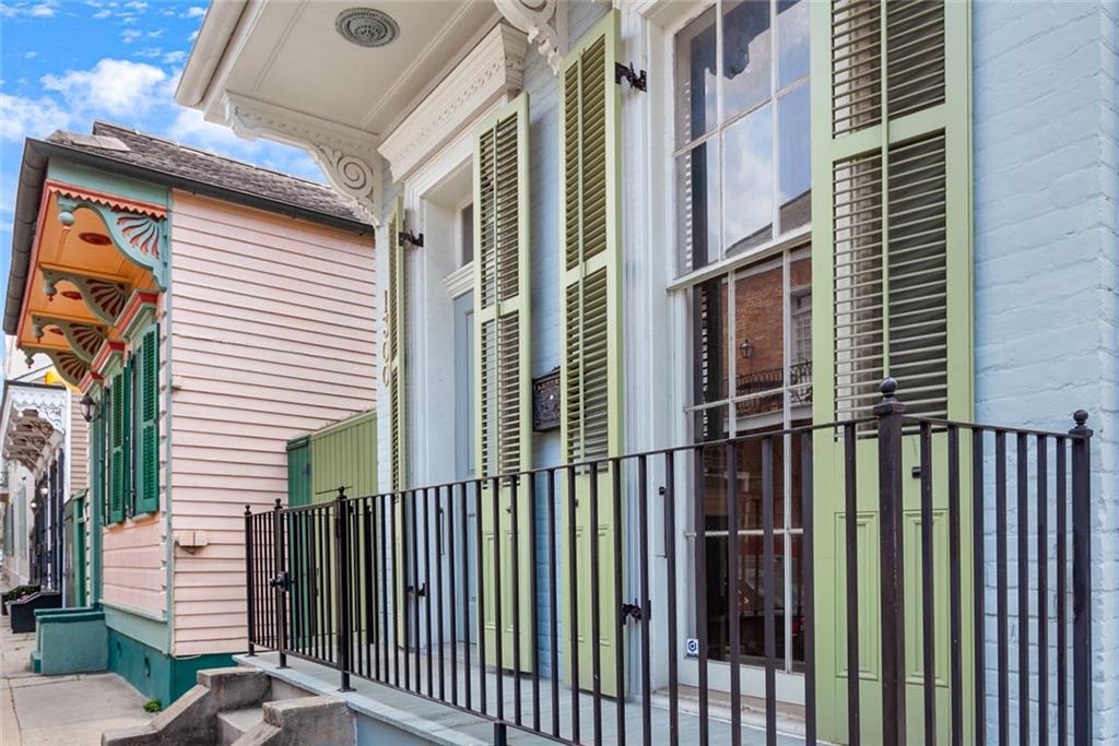 1300 CHARTRES Street
