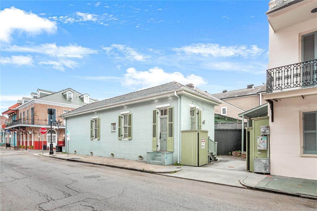 1300 CHARTRES Street