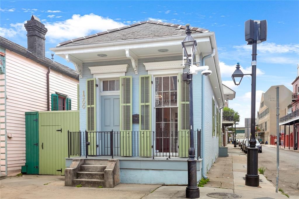 1300 CHARTRES Street