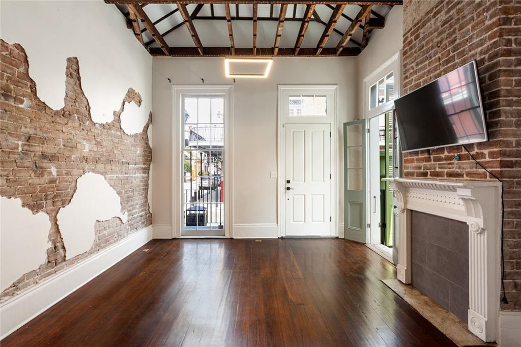 1300 CHARTRES Street