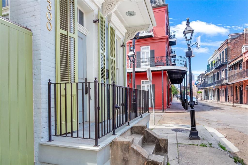 1300 CHARTRES Street