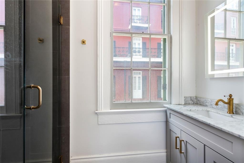 1300 CHARTRES Street