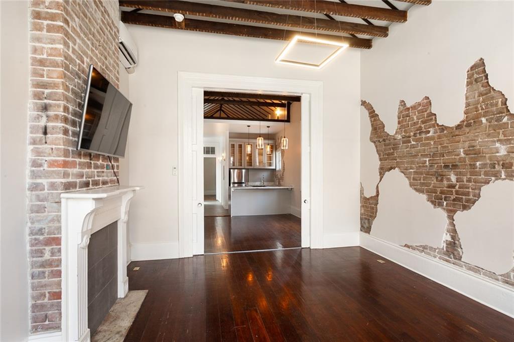 1300 CHARTRES Street