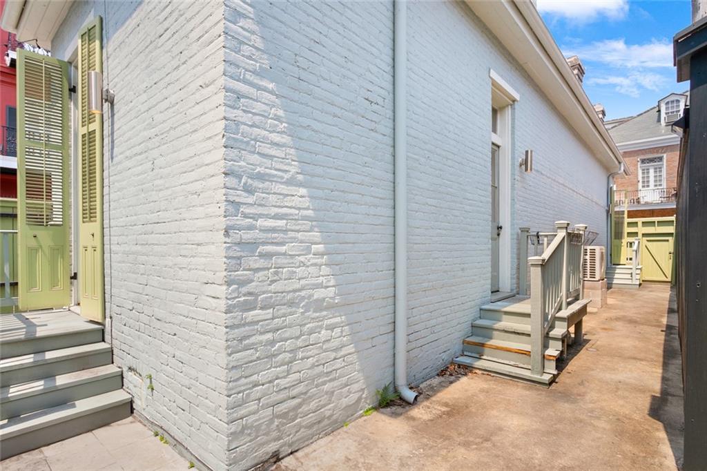 1300 CHARTRES Street