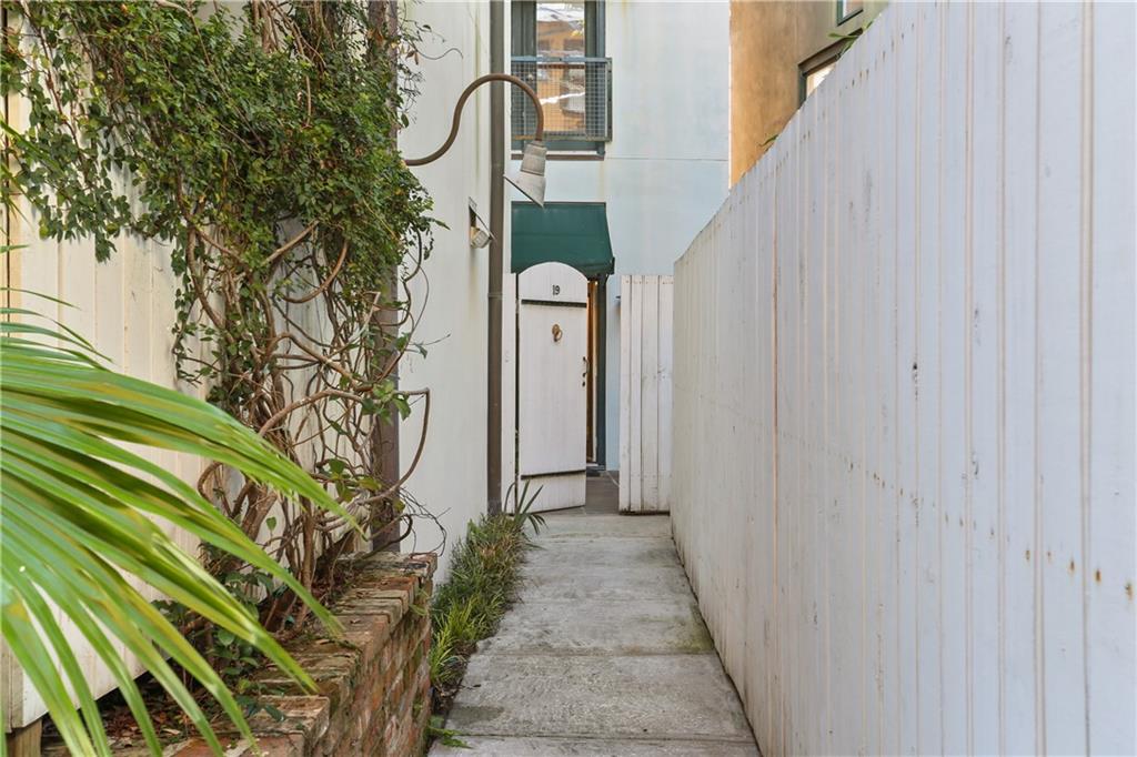 1201 CHARTRES Street 19
