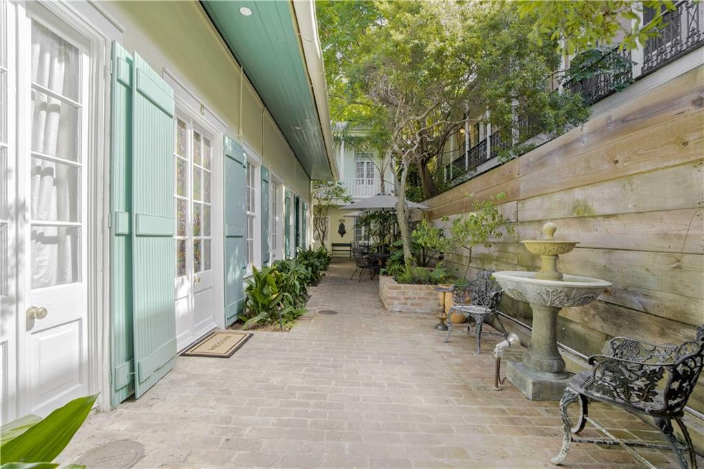 922 CHARTRES Street D