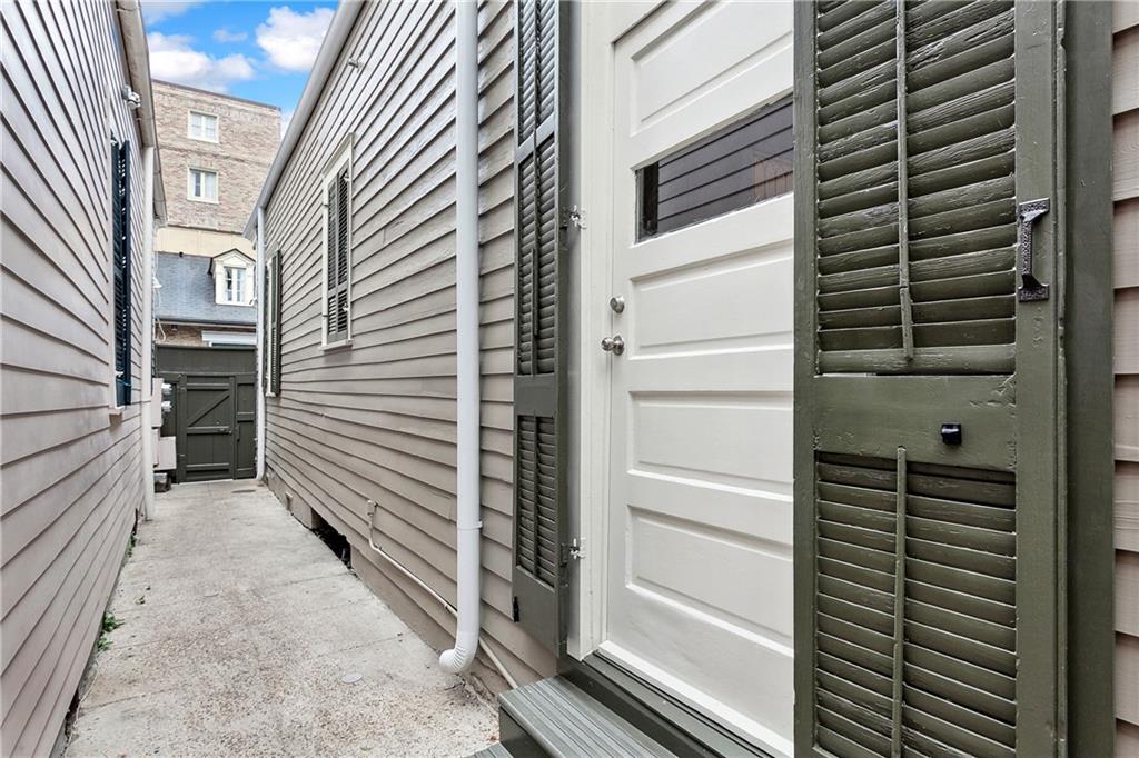 622- 24 BURGUNDY Street