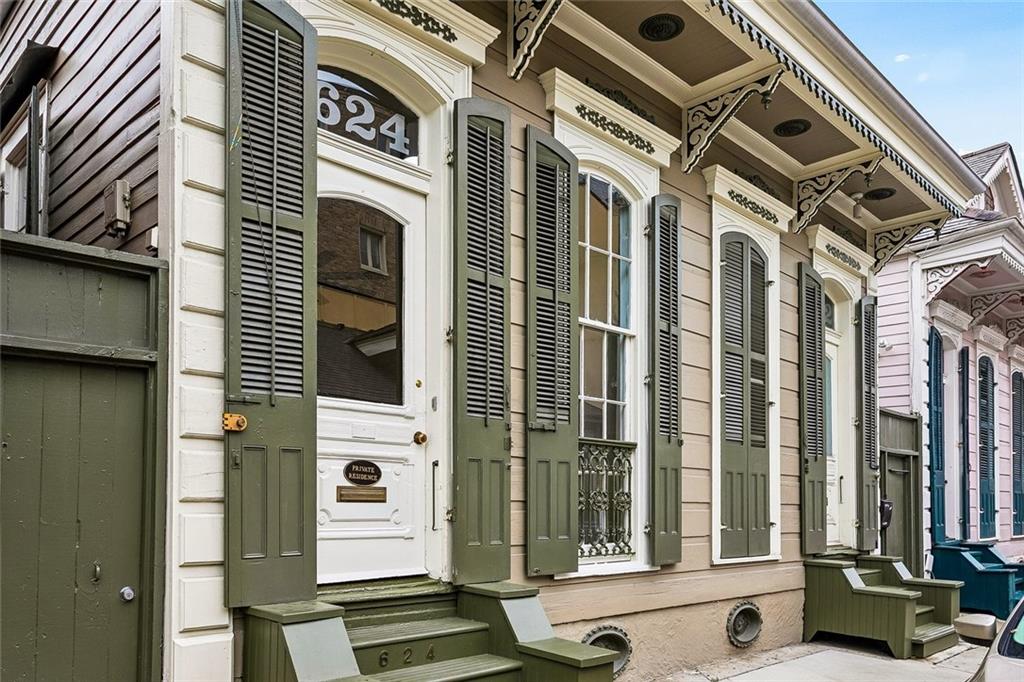 622- 24 BURGUNDY Street